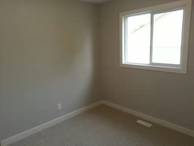 3-Bedroom duplex w/Separate Entrance - Photo 4
