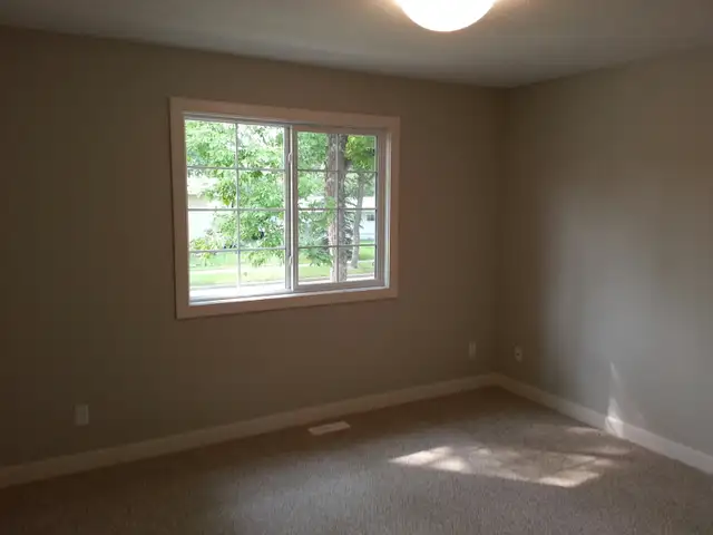 3-Bedroom duplex w/Separate Entrance - Photo 5