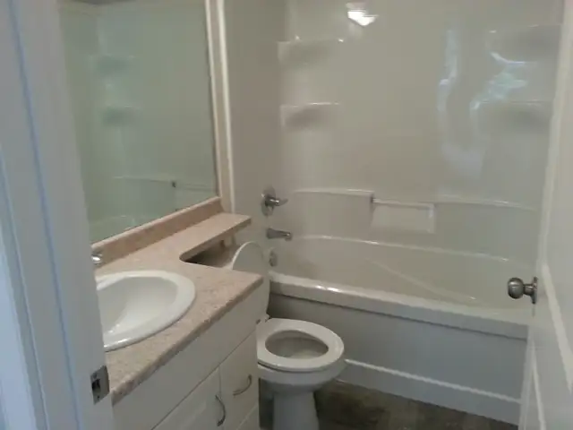 3-Bedroom duplex w/Separate Entrance - Photo 6