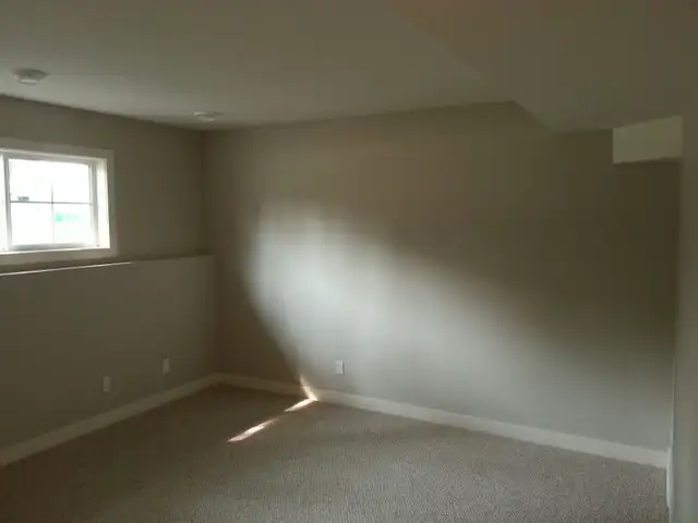 3-Bedroom duplex w/Separate Entrance - Photo 7