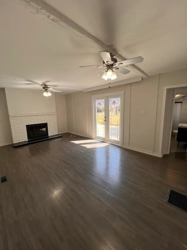 1 Bedroom   1 Bathroom Back Unit for rent in Nobleton - Photo 2