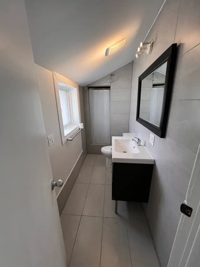 1 Bedroom   1 Bathroom Back Unit for rent in Nobleton - Photo 4