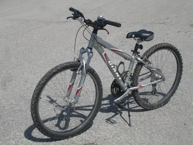 IT'S A GIANT 26' GIANT BUILDER ALL ALUMINUM 21 SPD   SUSPENSION! - Photo 2
