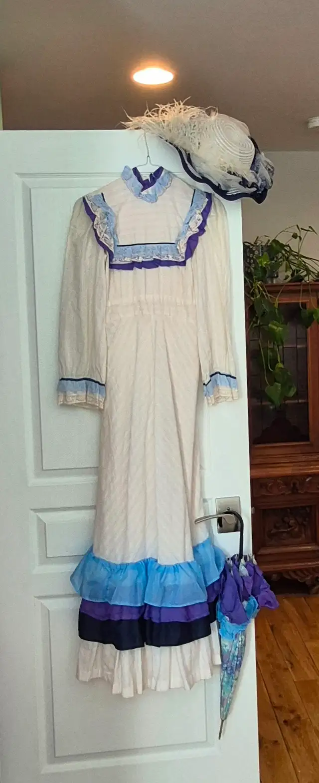 Vintage/Klondike Dresses- Excellent Condition - Photo 5