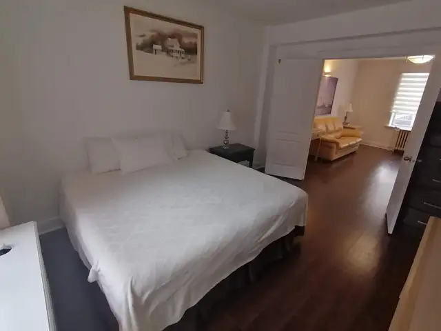 Bright 2 bedroom apartment at Yonge & St Clair - Photo 3