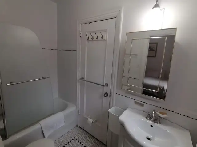 Bright 2 bedroom apartment at Yonge & St Clair - Photo 4