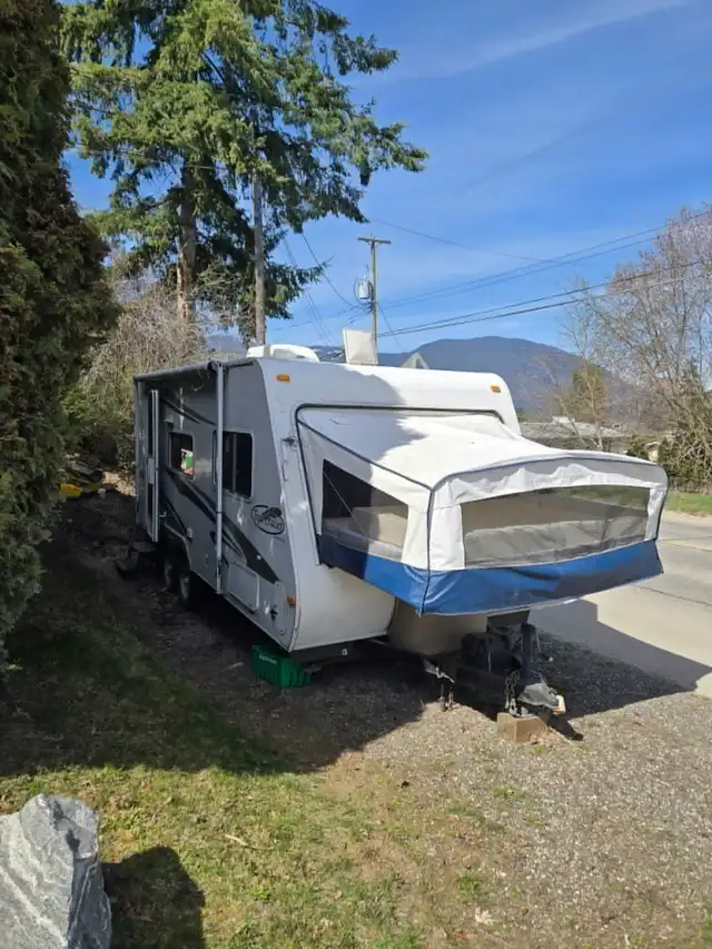 2008 R-Vision Trail Cruiser Hybrid trailer