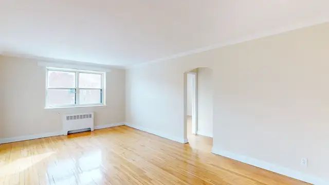 Bright 2 Bedroom Near University of Ottawa | Heat & Water Includ - Photo 2