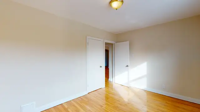 Bright 2 Bedroom Near University of Ottawa | Heat & Water Includ - Photo 5