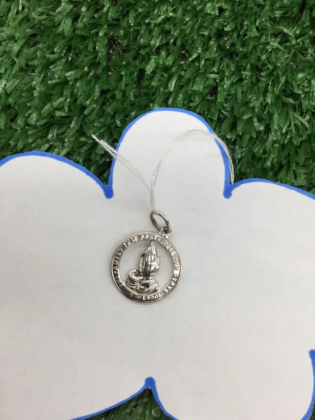 médaillon de mains qui prient