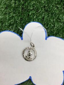 médaillon de mains qui prient