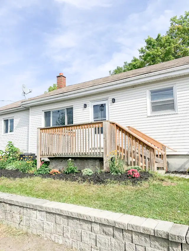 Charming 3 Bed, 1 Bath Main Floor Unit