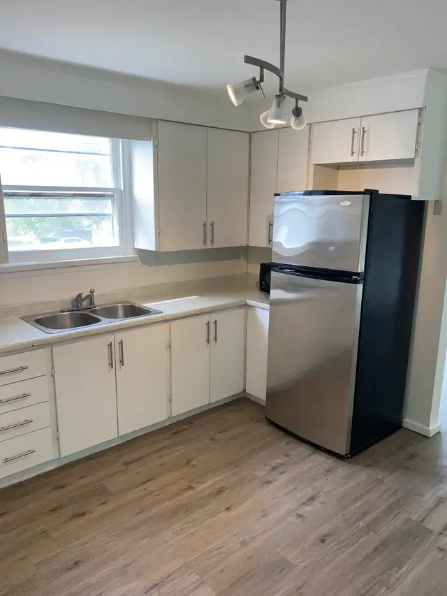 Charming 3 Bed, 1 Bath Main Floor Unit - Photo 3