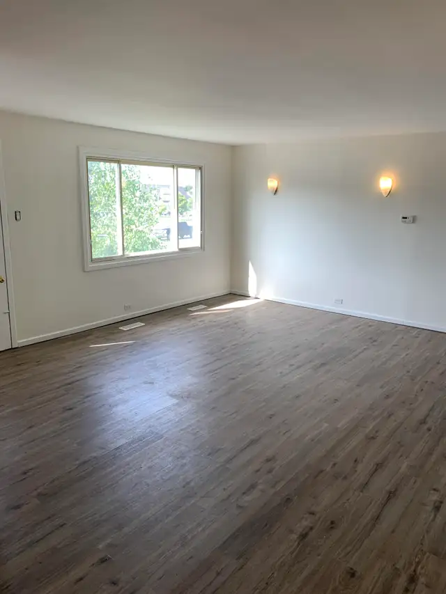 Charming 3 Bed, 1 Bath Main Floor Unit - Photo 5