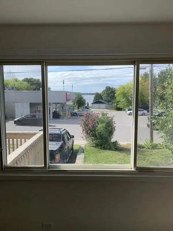 Charming 3 Bed, 1 Bath Main Floor Unit - Photo 6