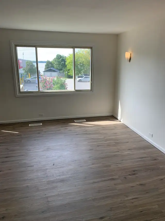 Charming 3 Bed, 1 Bath Main Floor Unit - Photo 7