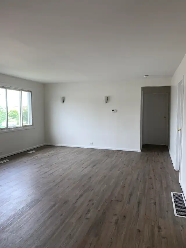 Charming 3 Bed, 1 Bath Main Floor Unit - Photo 8