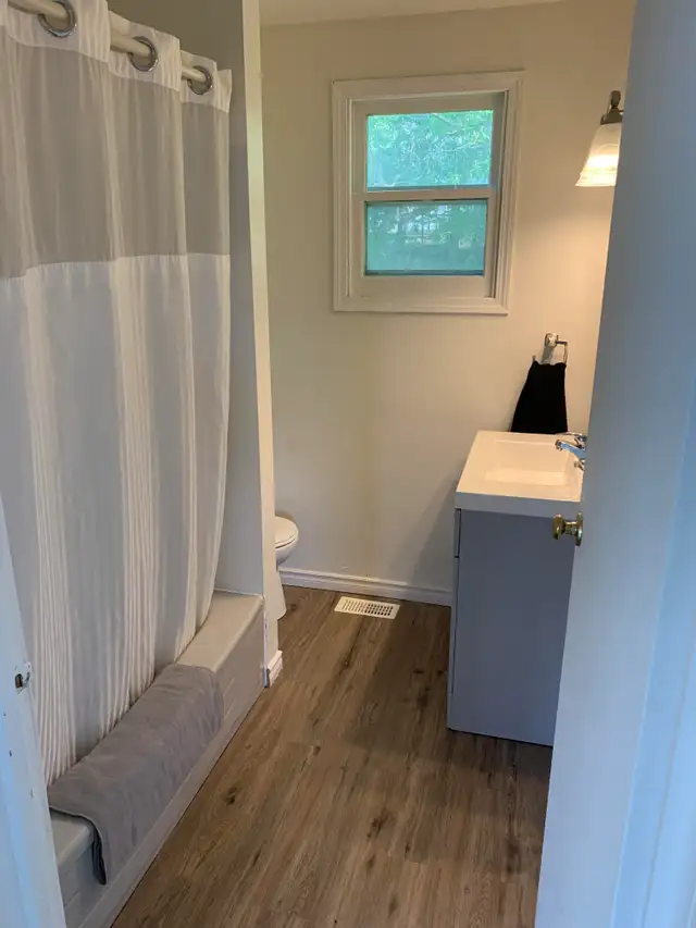 Charming 3 Bed, 1 Bath Main Floor Unit - Photo 10