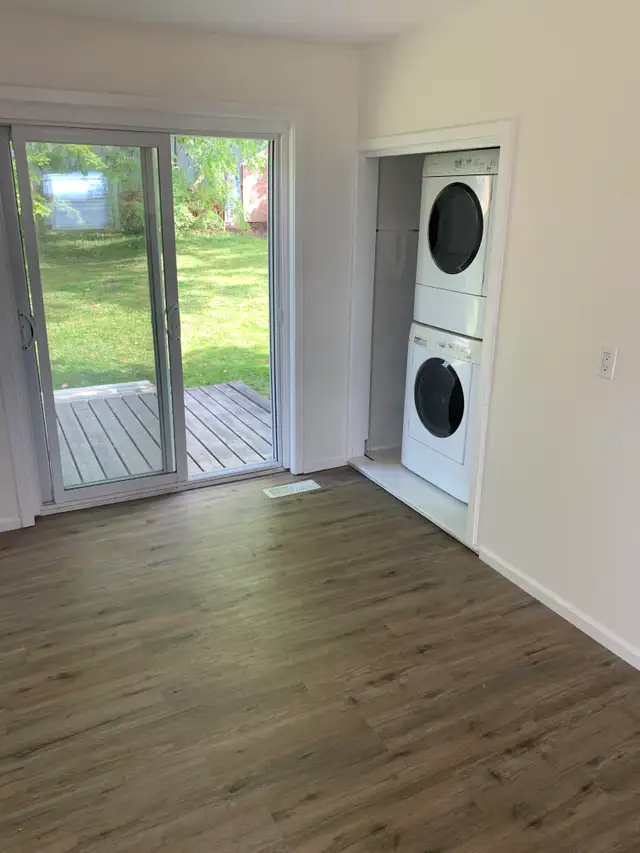 Charming 3 Bed, 1 Bath Main Floor Unit - Photo 11