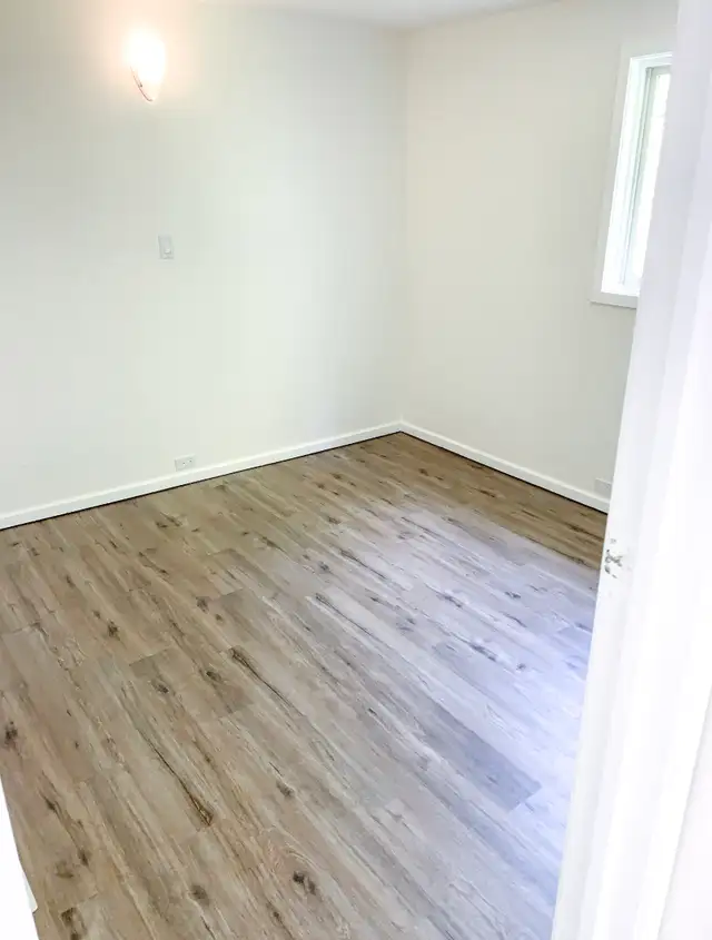 Charming 3 Bed, 1 Bath Main Floor Unit - Photo 14