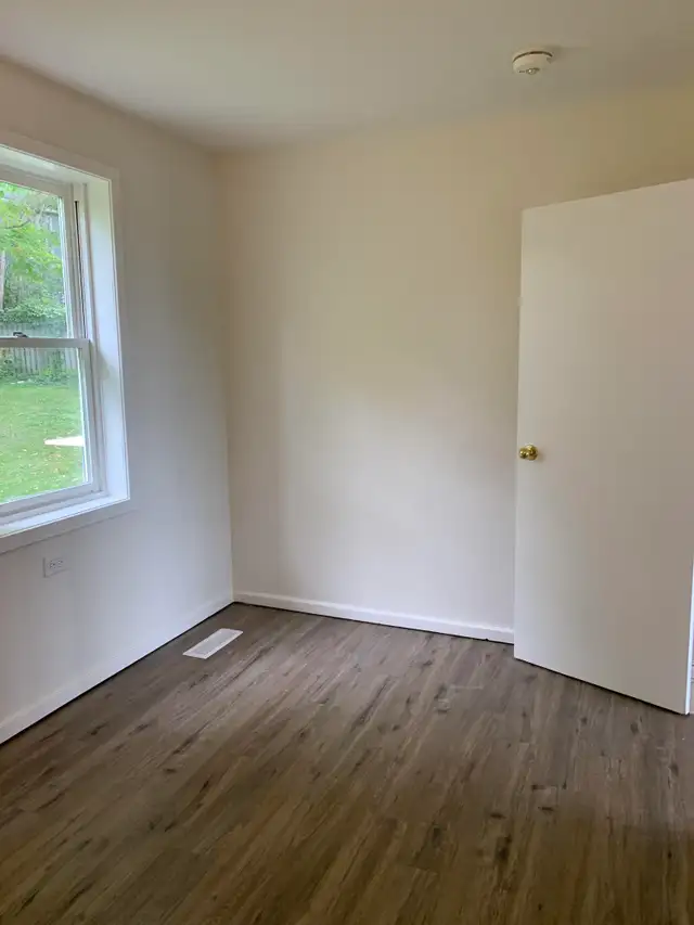 Charming 3 Bed, 1 Bath Main Floor Unit - Photo 16