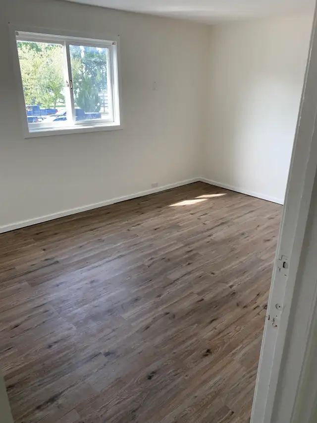 Charming 3 Bed, 1 Bath Main Floor Unit - Photo 18