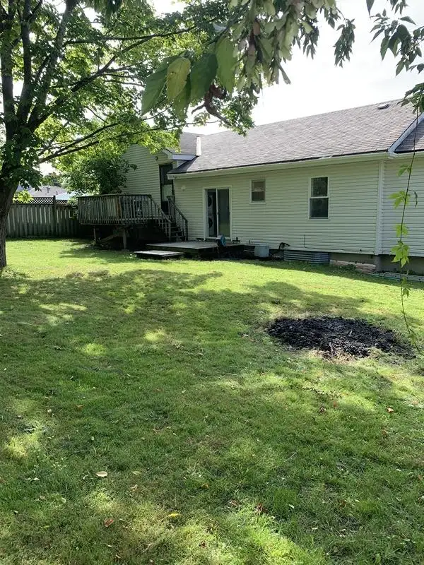 Charming 3 Bed, 1 Bath Main Floor Unit - Photo 19