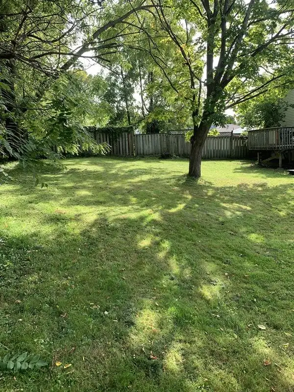 Charming 3 Bed, 1 Bath Main Floor Unit - Photo 20