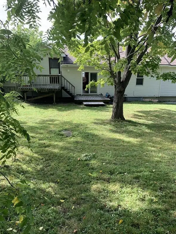 Charming 3 Bed, 1 Bath Main Floor Unit - Photo 23