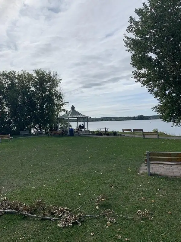 Charming 3 Bed, 1 Bath Main Floor Unit - Photo 24