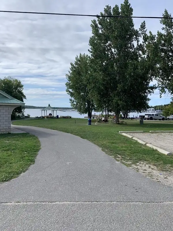 Charming 3 Bed, 1 Bath Main Floor Unit - Photo 25