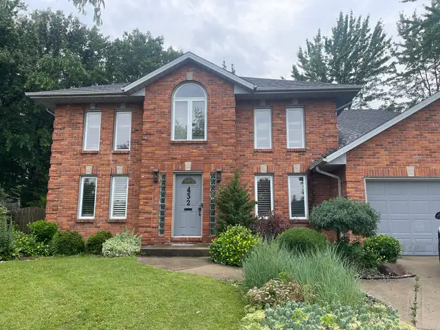 Beautiful One bedroom plus Den in a prestigious neighbourhood