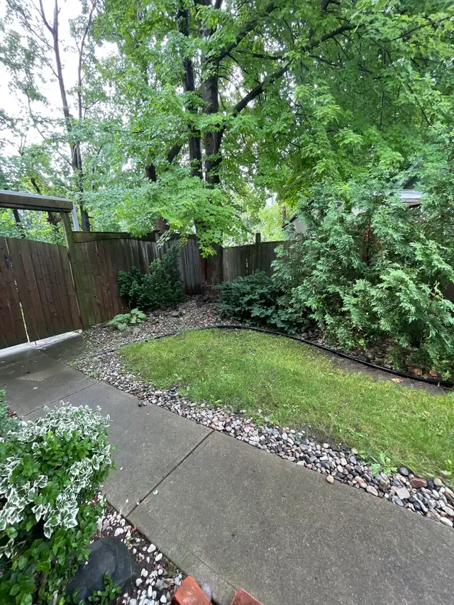 Beautiful One bedroom plus Den in a prestigious neighbourhood - Photo 2