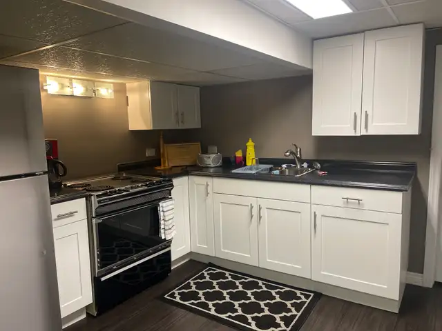 Beautiful One bedroom plus Den in a prestigious neighbourhood - Photo 3