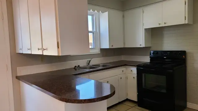 Beautiful, Clean North End 2 Bedroom Townhouse - Photo 3