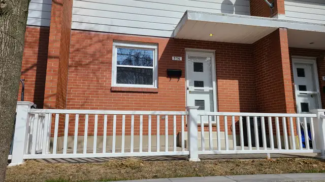 Beautiful, Clean North End 2 Bedroom Townhouse - Photo 12