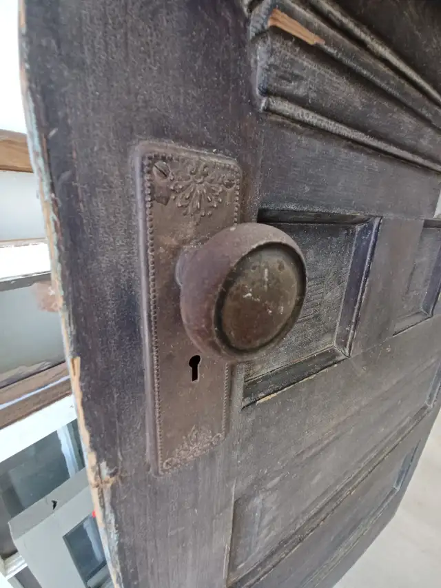 Antique Entry Door - Photo 4