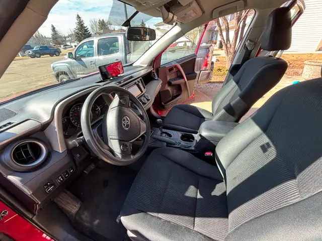 2016 Toyota RAV4 LE AWD | ~123k km | 2 tire/wheel sets | CarPlay - Photo 6
