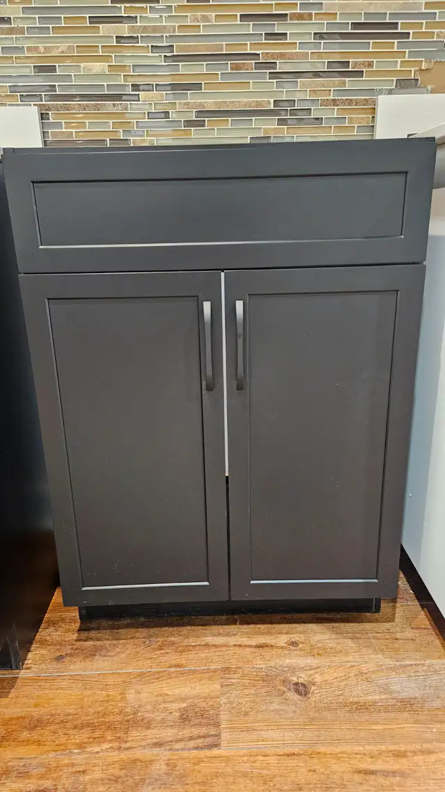 Floor model 24' vanity with countertop