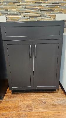 Floor model 24' vanity with countertop