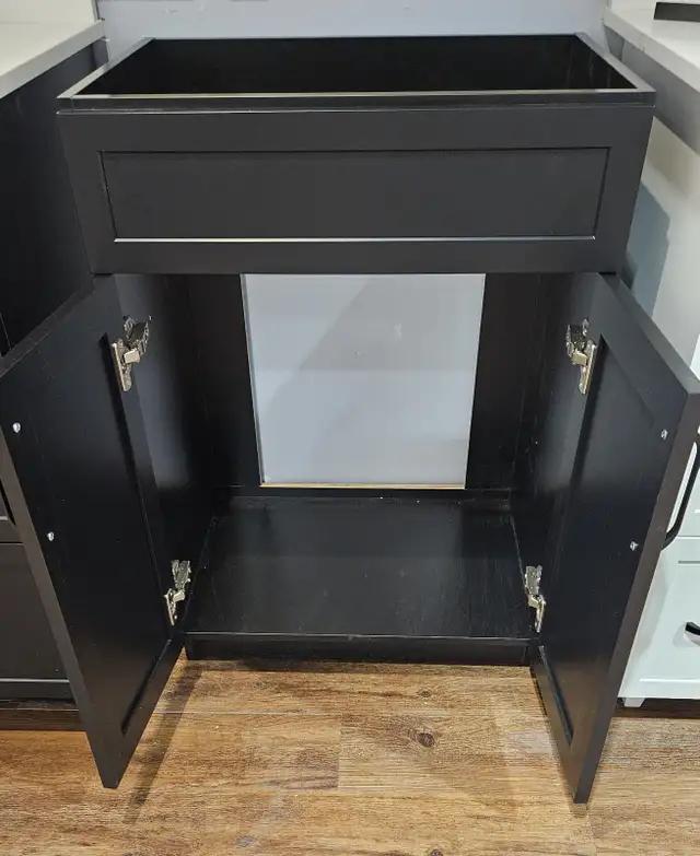 Floor model 24' vanity with countertop - Photo 2