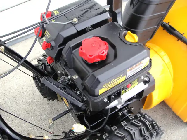 CUB CADET FULLY EQUIPPED 24 INCH SNOWBLOWER - Photo 7