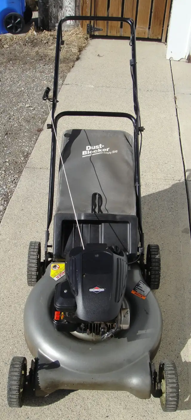 CRAFTSMAN REAR BAG GAS LAWNMOWER - Photo 3