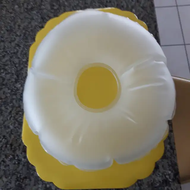 BEAU COUSSIN NEUF BLANC 4'HAUT 12'DIAMÈTRE PVC GONFLABLE: $10.00