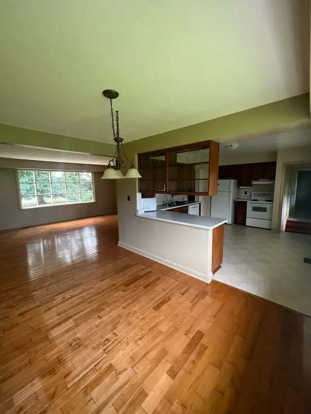 2 Bedroom   2 Bathroom Main floor for rent in Nobleton - Photo 2