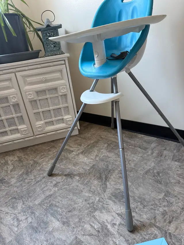 FREE HIGHCHAIR