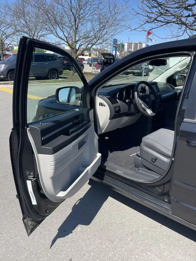 2010 Dodge Grand Caravan STOW N GO  /  ONLY 132,000 KMS - Photo 6