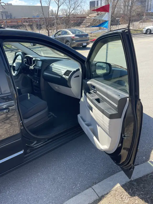 2010 Dodge Grand Caravan STOW N GO  /  ONLY 132,000 KMS - Photo 7