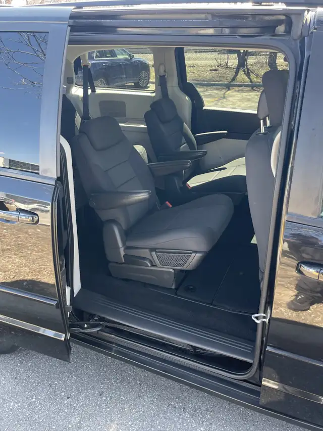 2010 Dodge Grand Caravan STOW N GO  /  ONLY 132,000 KMS - Photo 8