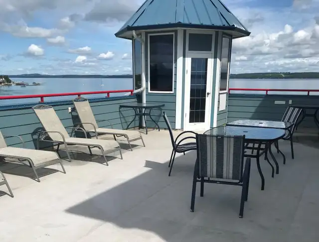 Bright, newly renovated, 2 BRD end unit for rent, immediately. - Photo 3